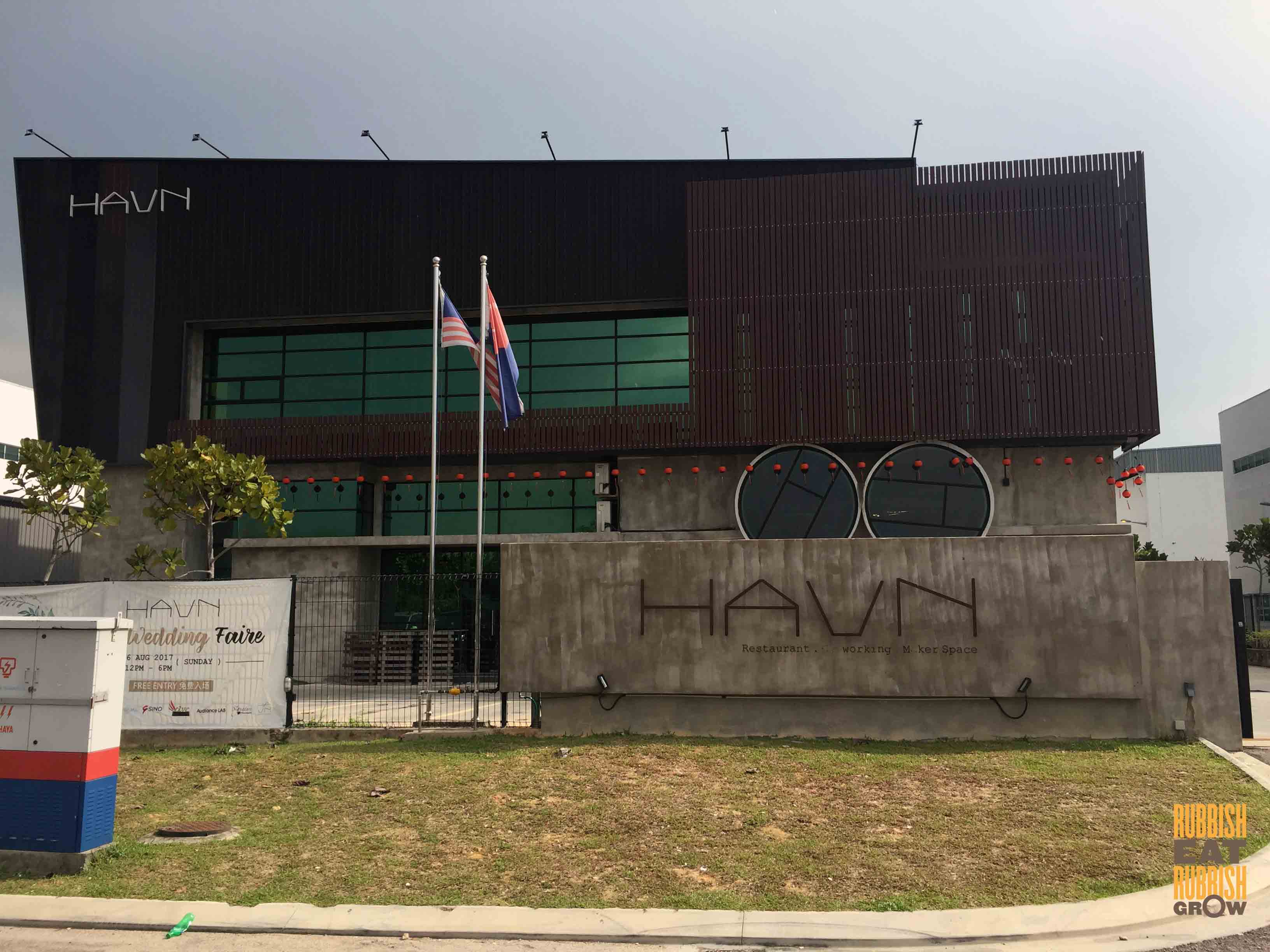 Havn Cafe, Johor: Is the Glass Half Empty or 哈夫?