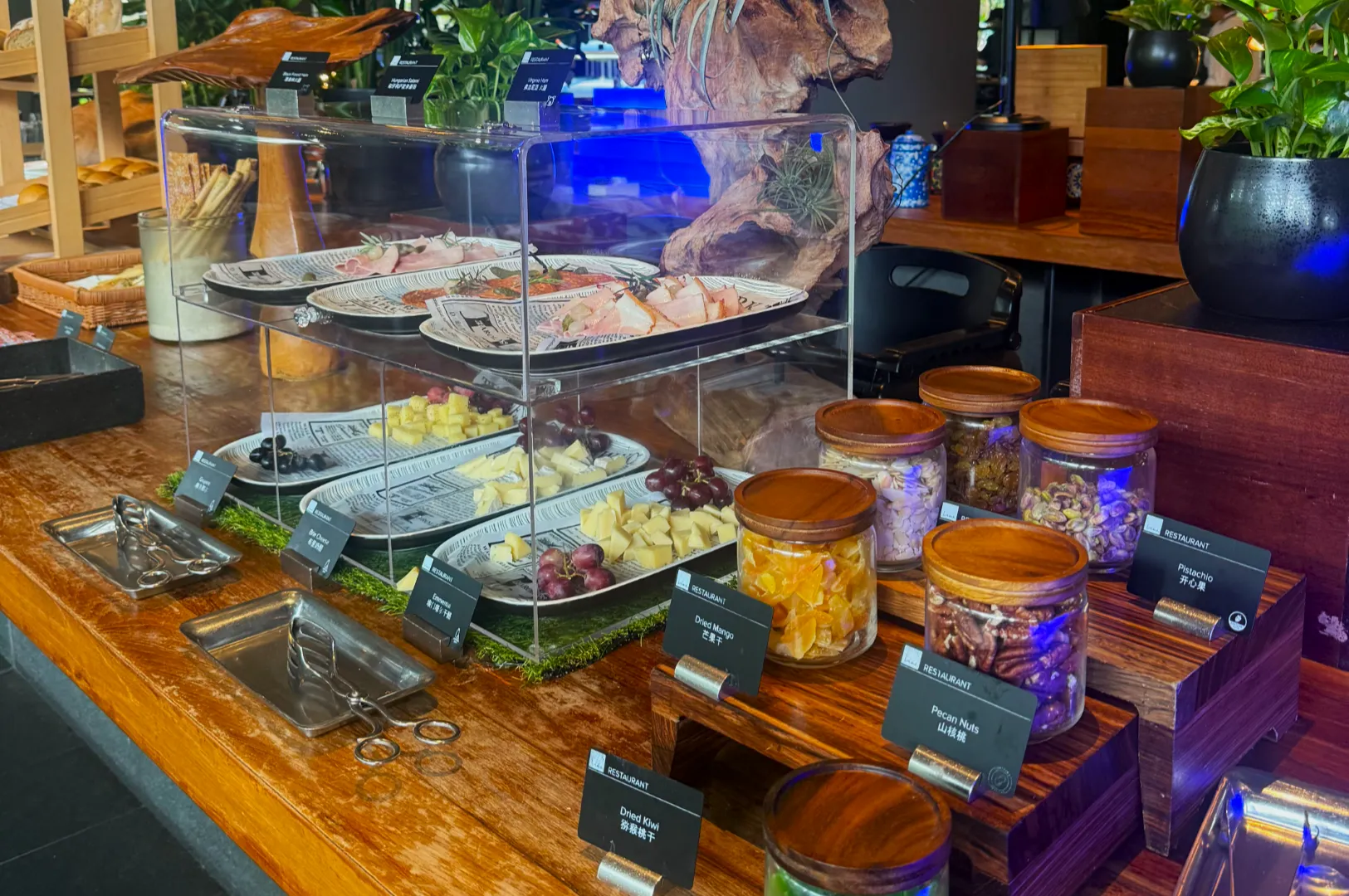 PARKROYAL COLLECTION Pickering Lunch Buffet: Pretty Room, Proper Laksa, Slightly Chaotic Timing