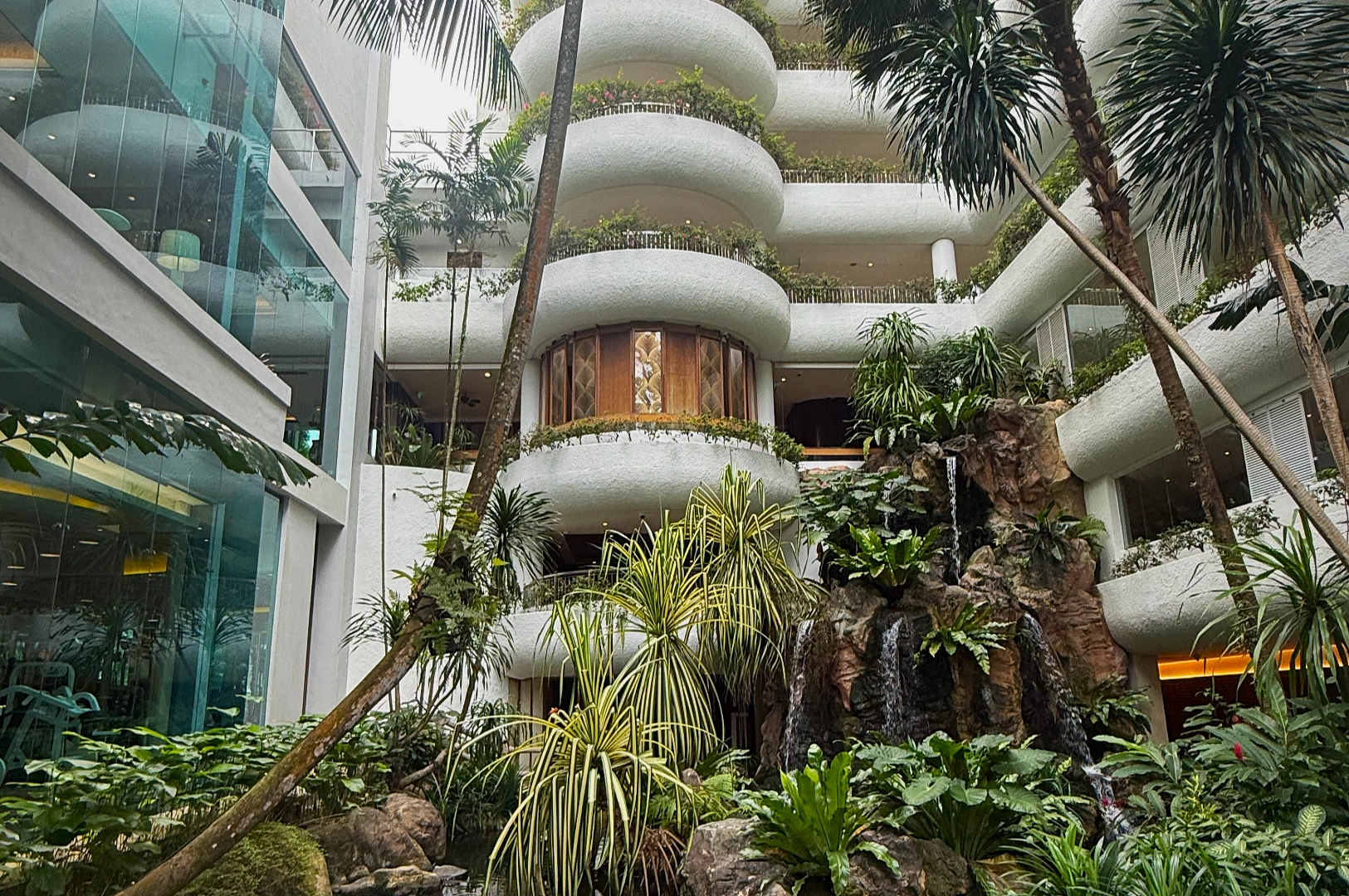 Shangri-La Singapore Review: A Tropical Behemoth Showing Its Age