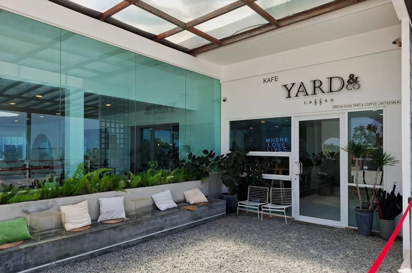 Yard & Co: The Sea View Is Expensive, but the Food Mostly Behaves